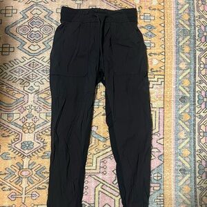 Lululemon Size 4: Black cargo capri length pants
